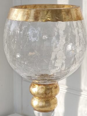 Ett par ljuslyktor i glas på fot med guld. Besök Blickfång.se