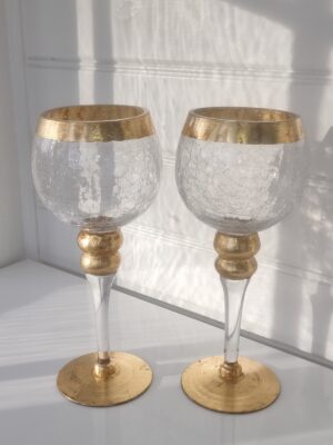 Ett par ljuslyktor i glas på fot med guld. Besök Blickfång.se