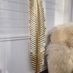 Fjäder i guld metall golv dekoration. Besök Blickfång.se