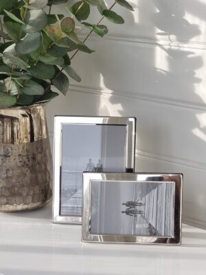 Fotoram med silverfärgad kant. Besök blickfång.se