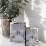 Fotoram med silverfärgad kant. Besök Blickfång.se