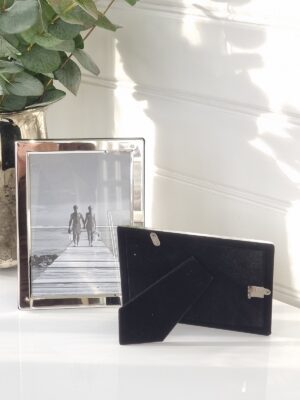 Fotoram med silverfärgad kant. Besök blickfång.se