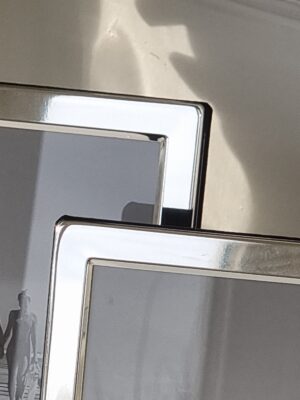 Fotoram med silverfärgad kant. Besök Blickfång.se