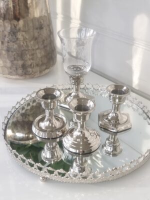 Fyra små ljusstakar i silver. Besök Blickfång.se