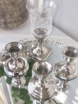 Fyra små ljusstakar i silver. Besök blickfång.se