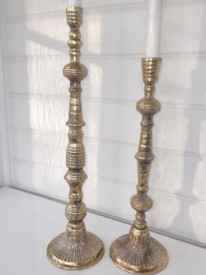 Höga ljusstakar i antik guld par. Besök Blickfång.se