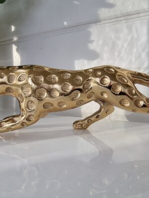 Leopard i guld metall för dekoration. Besök Blickfång.se