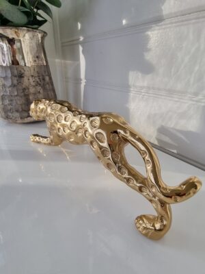 Leopard i guld metall för dekoration. Besök Blickfång.se