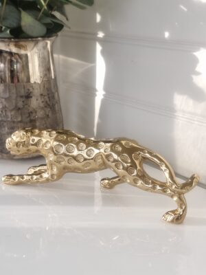 Leopard i guld metall för dekoration. Besök Blickfång.se