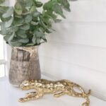 Leopard i guld metall för dekoration. Besök blickfång.se
