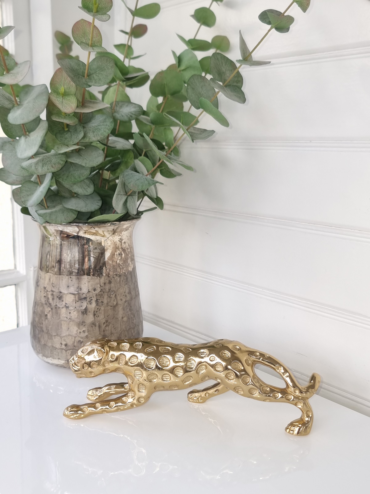 Leopard i guld metall för dekoration. Besök blickfång.se