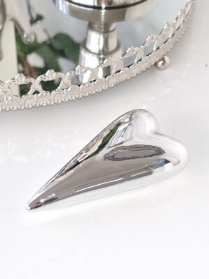 Litet hjärta dekoration i silver. Besök blickfång.se