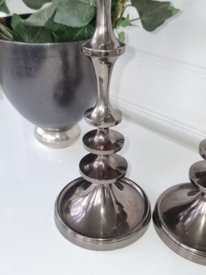 Ljusstakar par i svart grå metall. Besök Blickfång.se