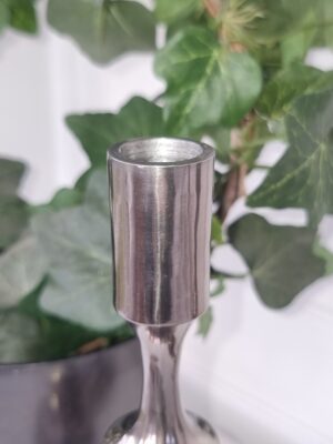 Ljusstakar par i svart grå metall. Besök blickfång.se