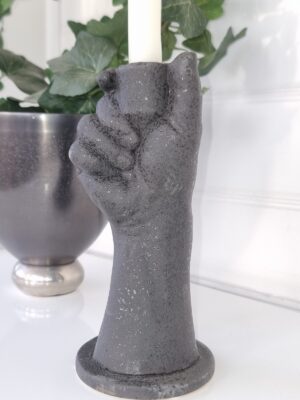 Ljusstake en svart hand. Besök Blickfång.se