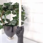 Ljusstake en svart hand. Besök blickfång.se