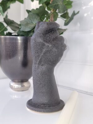 Ljusstake en svart hand. Besök Blickfång.se