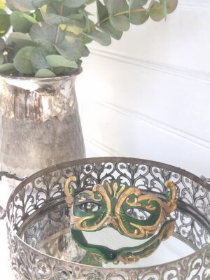 Mask i grön och guld för dekoration. Besök blickfång.se