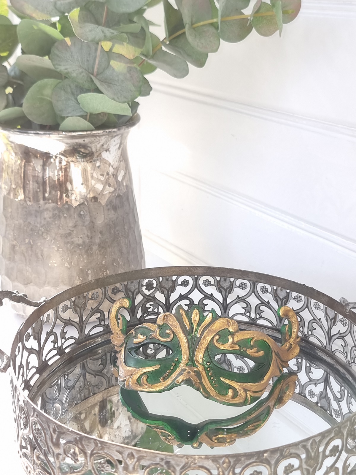 Mask i grön och guld för dekoration. Besök blickfång.se