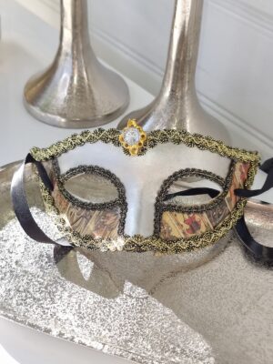 Mask i silver med diamant för dekoration. Besök blickfång.se