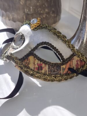 Mask i silver med diamant för dekoration. Besök blickfång.se