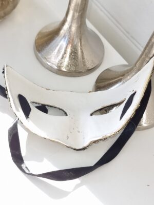 Mask i silver med diamant för dekoration. Besök blickfång.se