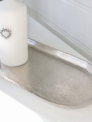 Oval ljusbricka i matt silver metall. Besök blickfång.se