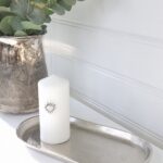 Oval ljusbricka i matt silver metall. Besök blickfång.se