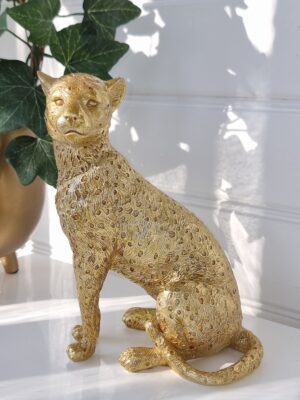 Stor sittande leopard i guld för dekoration. Besök blickfång.se