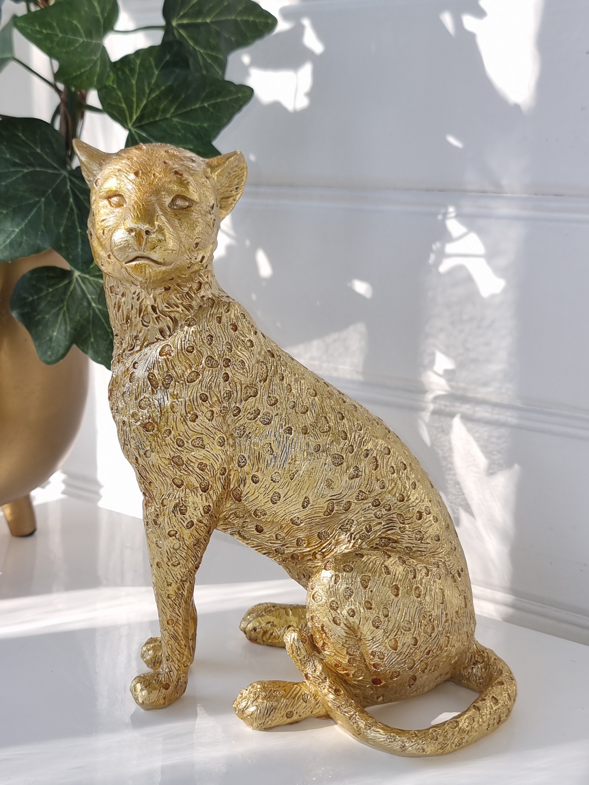 Stor sittande leopard i guld för dekoration. Besök blickfång.se
