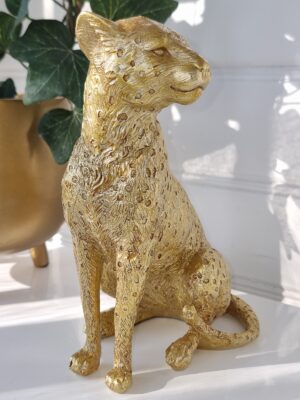Stor sittande leopard i guld för dekoration. Besök blickfång.se