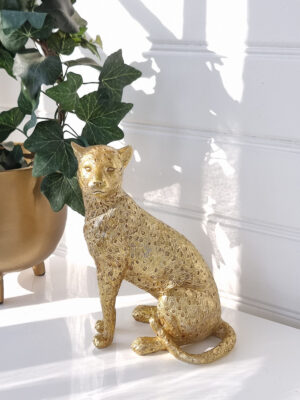 Stor sittande leopard i guld för dekoration. Besök blickfång.se