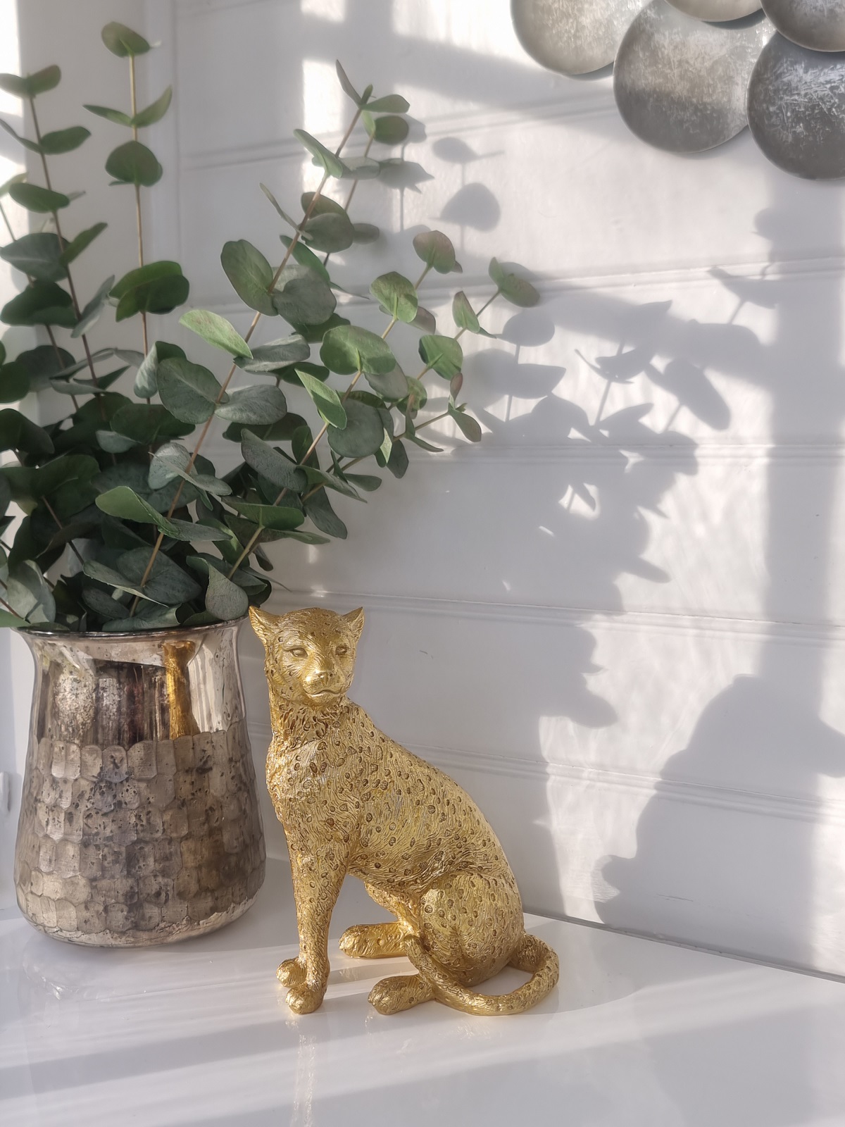 Stor sittande leopard i guld för dekoration. Besök Blickfång.se