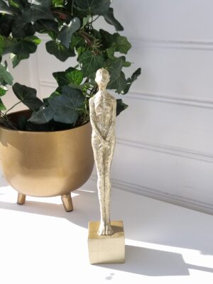 Dam i guld staty prydnadsfigur. Besök blickfång.se