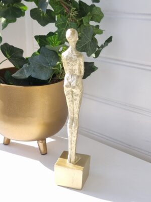 Dam i guld staty prydnadsfigur. Besök blickfång.se