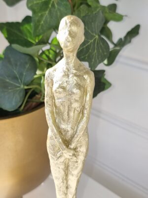 Dam i guld staty prydnadsfigur. Besök blickfång.se