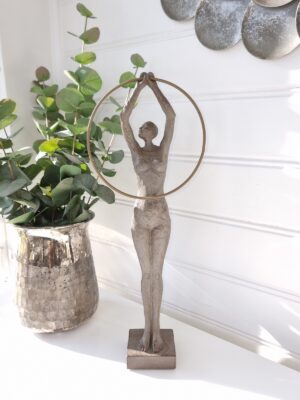 Dam med ring brun skulptur. Besök Blickfång.se