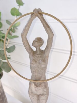 Dam med ring brun skulptur. Besök Blickfång.se