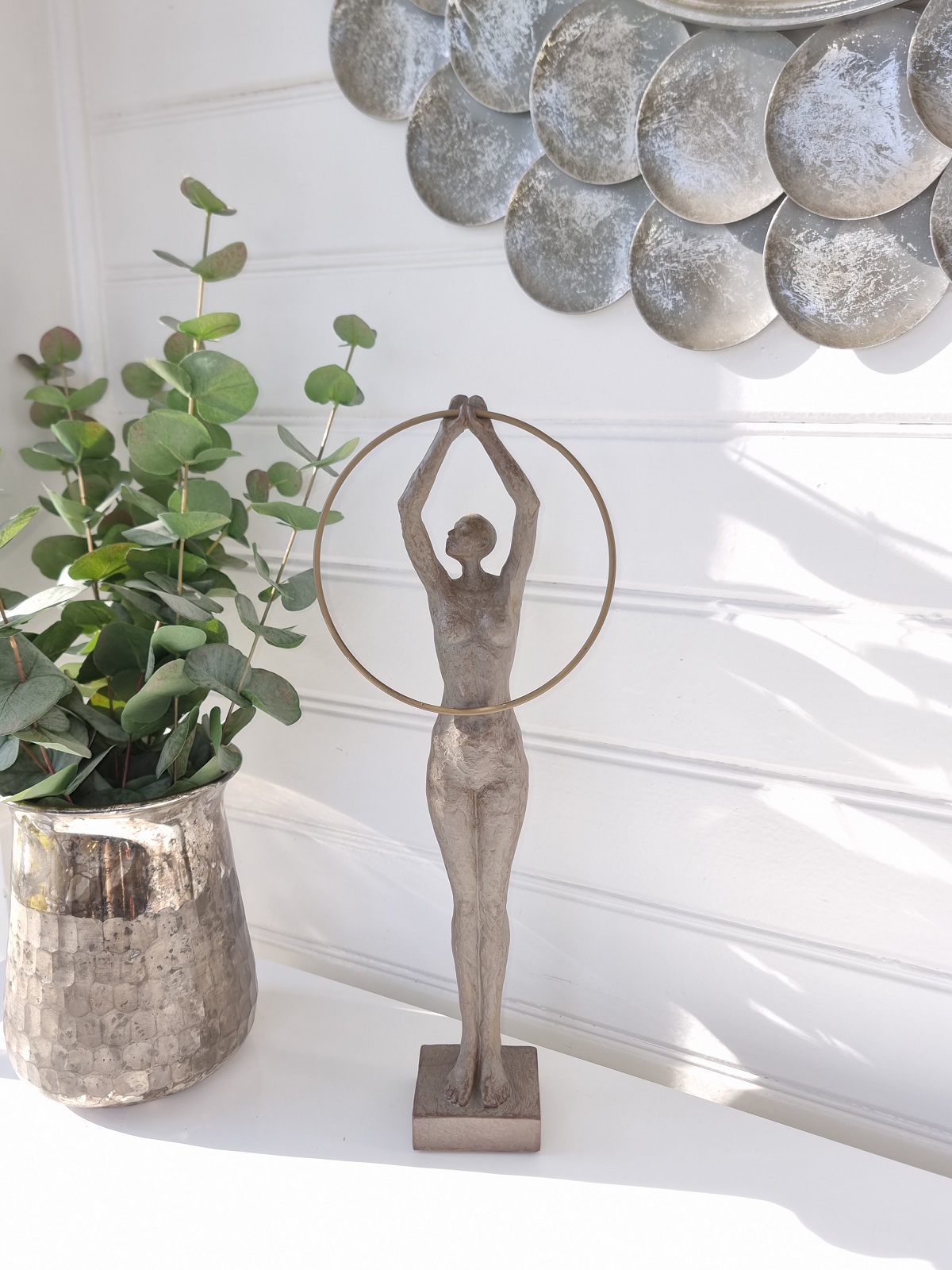 Dam med ring brun skulptur. Besök Blickfång.se