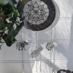 Drömfångare i silver med blomma och elefanter metall. Besök blickfång.se