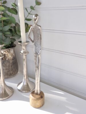Figur hög smal dam i silver. Besök blickfång.se
