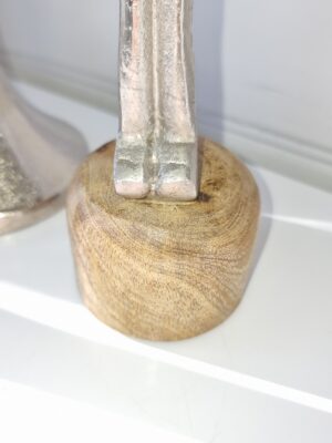 Figur hög smal dam i silver. Besök blickfång.se