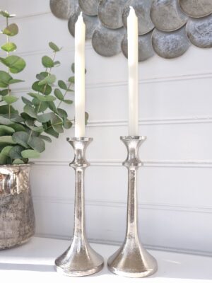 Ljusstake ett par i ruff silver. Besök Blickfång.se