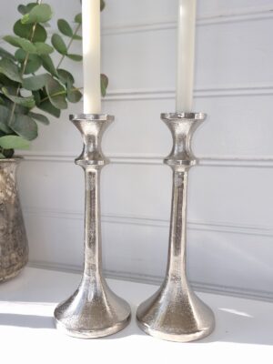 Ljusstake ett par i ruff silver. Besök blickfång.se
