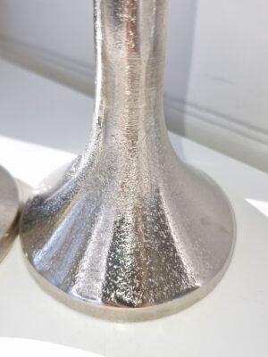 Ljusstake ett par i ruff silver. Besök blickfång.se