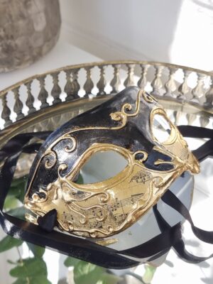 Maskeradmask svart och guld med noter. Besök blickfång.se