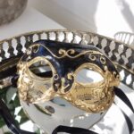 Maskeradmask svart och guld med noter. Besök blickfång.se
