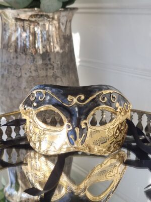 Maskeradmask svart och guld med noter. Besök Blickfång.se