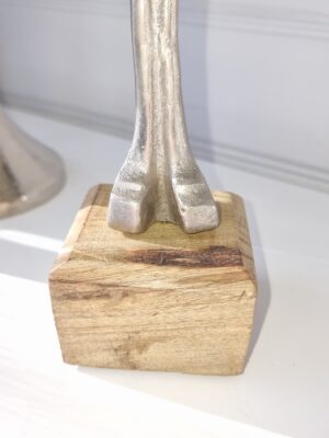 Smal dam staty i silver på träfot. Besök blickfång.se