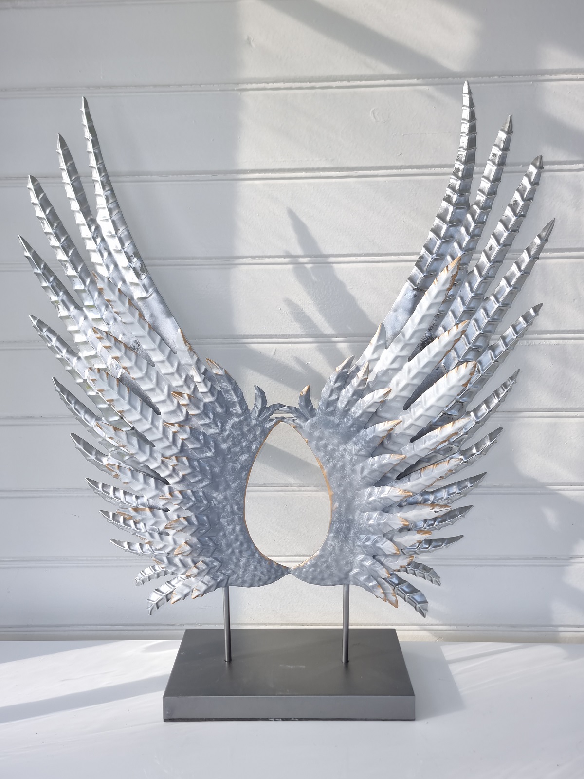 Stora vingar i silver på fot för dekoration. Besök blickfång.se
